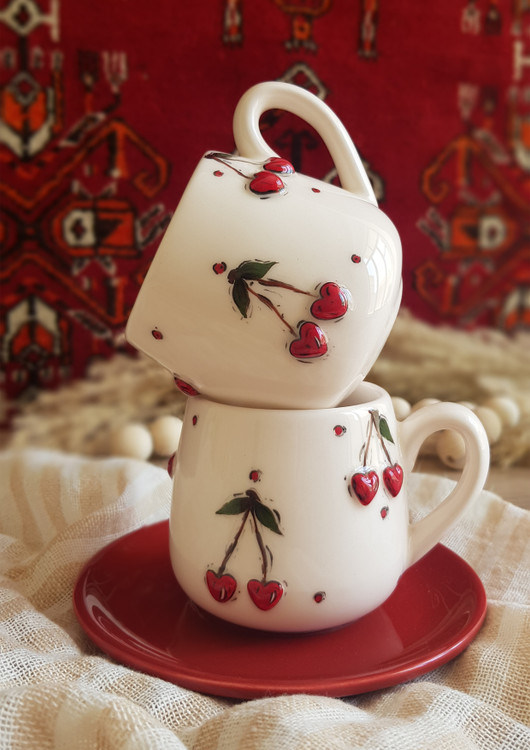 ماگ سرامیکی دستساز طرح آلبالو برجسته همراه با نعلبکی