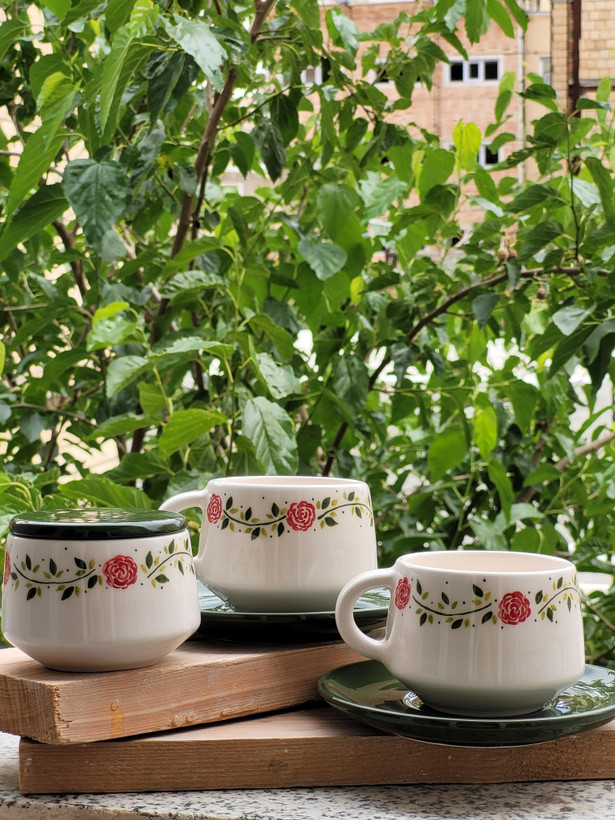 ست فنجان و نعلبکی سرامیکی دستساز طرح رز کلاسیک
